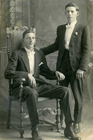 Archie Wall and Lionel Mitchell c 1915 UXS000217