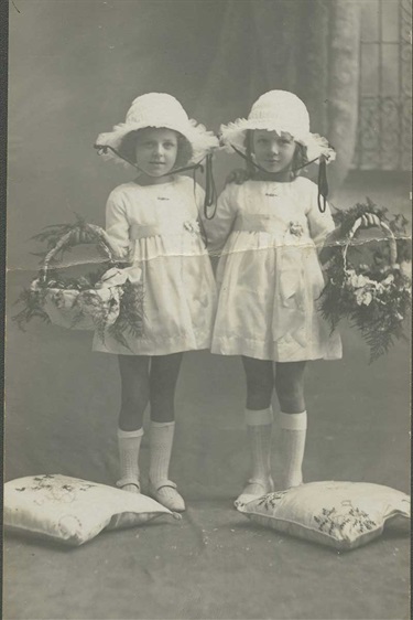 Heather and Merle Boxell c 1915 US000227