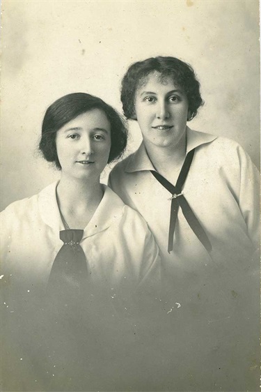 Mary and Iris Solomons 1915 US000040